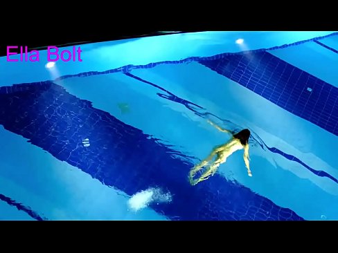 ❤️ 나는 보는 것을 멈출 수 없다, 젊은 금발이 ELLA BOLT 리조트 수영장에서 누드로 수영하다 적발 ️ 포르노 vk 우리